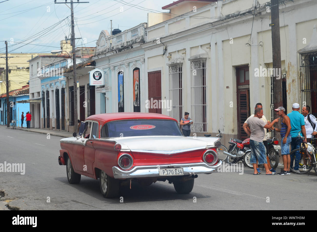 Oldtimer in den Straßen von Cienfuegos, eine alte Kolonialstadt im Süden von Kuba Stockfoto