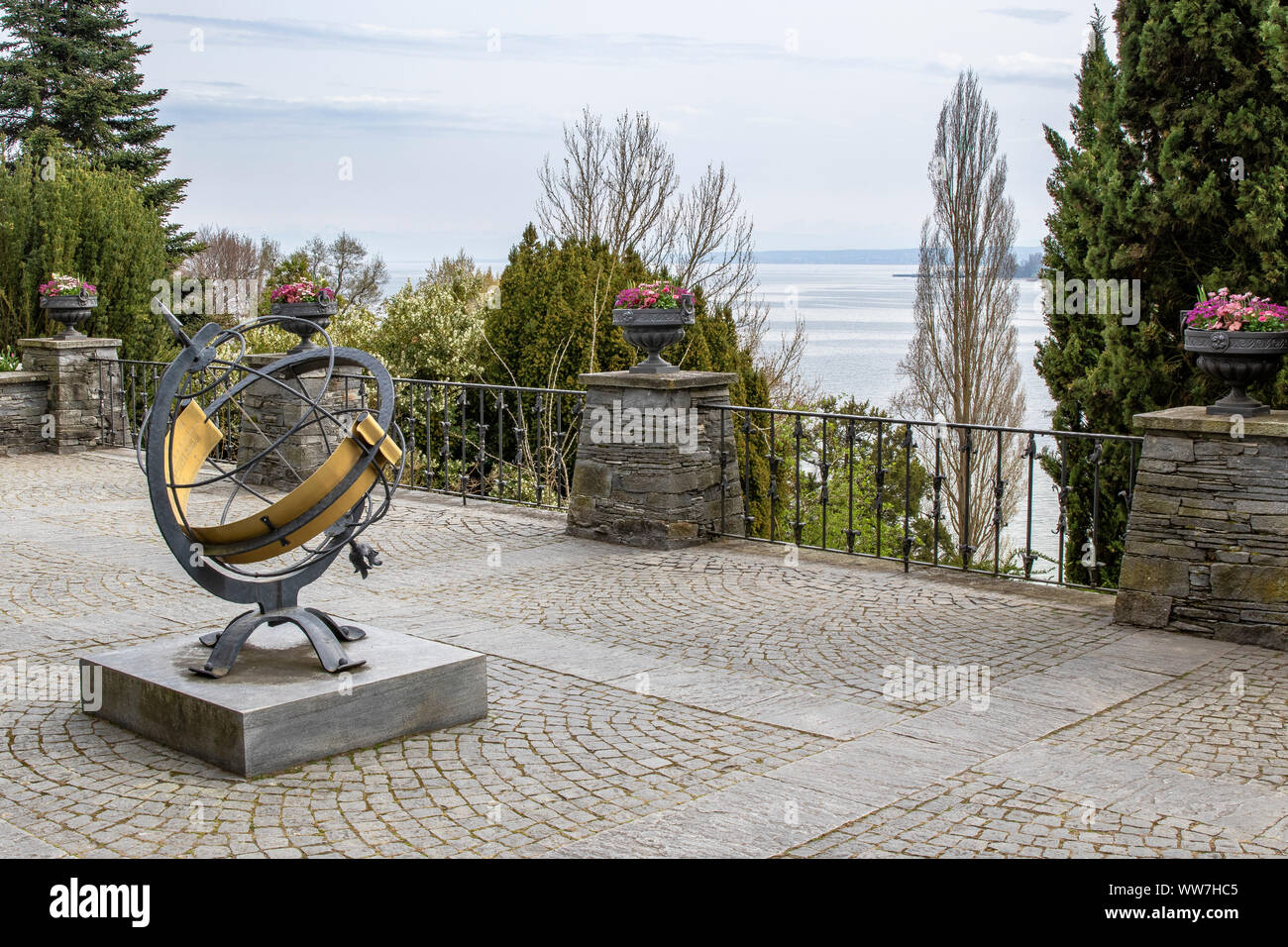 Deutschland, Baden-Württemberg, Bodensee, Bodensee, Insel Mainau, mediterraner Terrasse auf der Mainau Blumeninsel mit Blick auf den Bodensee Stockfoto