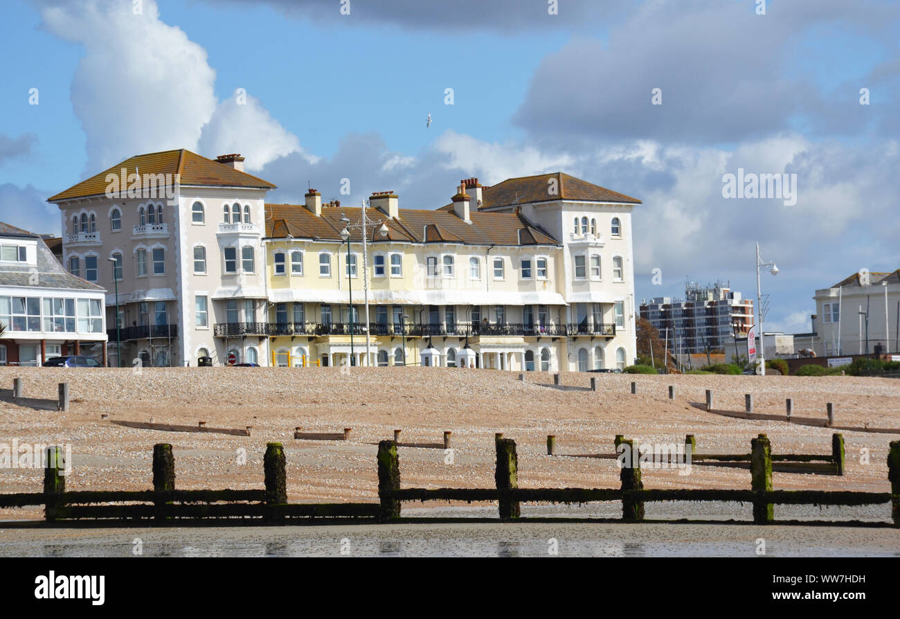 Gebäude in der Nähe von Bognor Regis an Land, Großbritannien Stockfoto