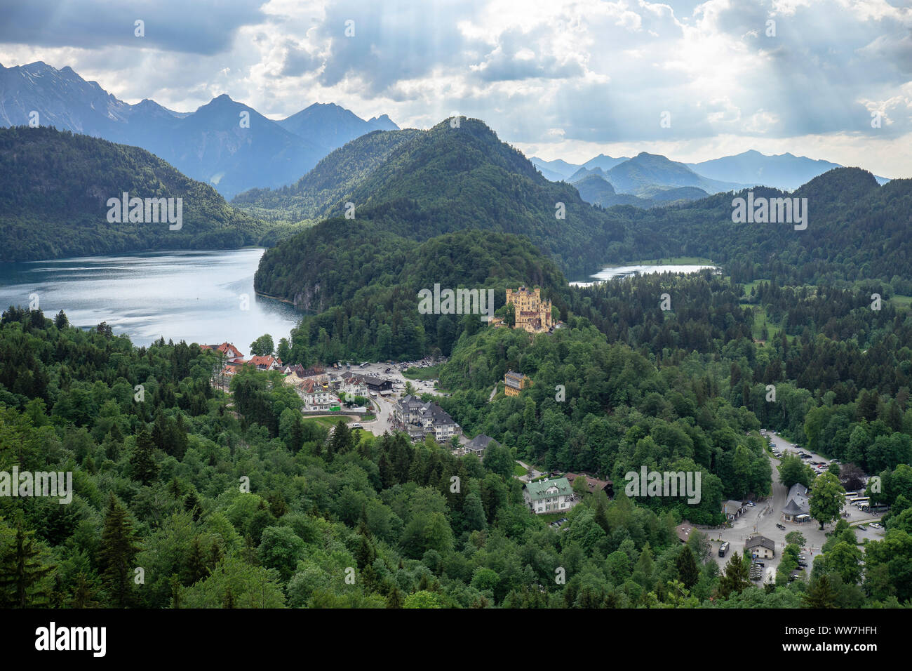 Deutschland, Bayern, Hohenschwangau, Blick auf das Schloss Hohenschwangau und Alpsee Stockfoto