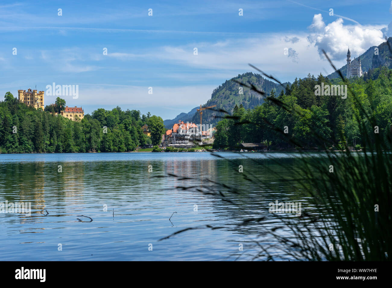 Deutschland, Bayern, Allgäu, FÃ¼ssen, Blick über den Alpsee in Hohenschwangau und Neuschwanstein Stockfoto