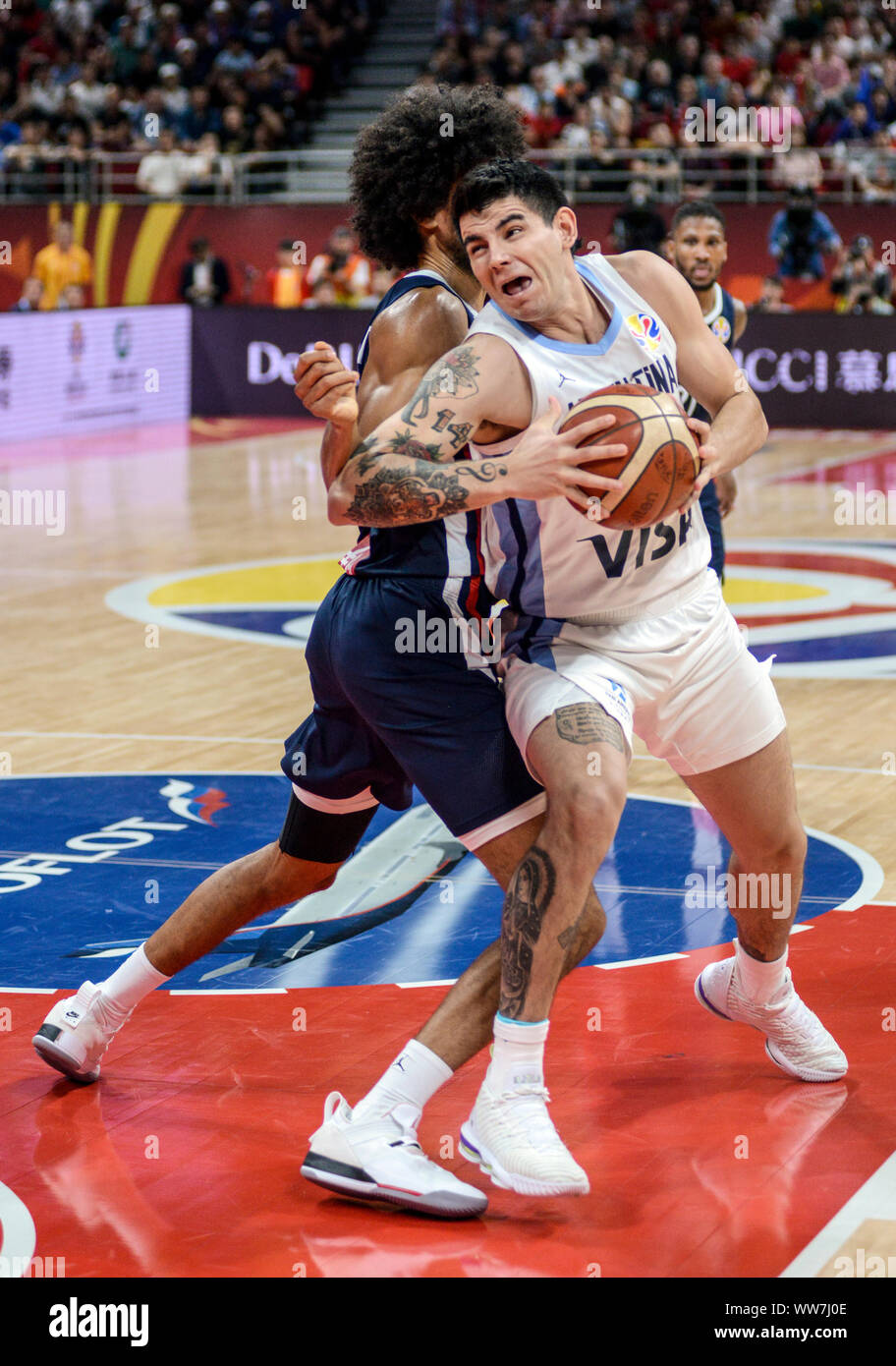 Gabriel Deck (Argentinien) gegen Frankreich. Basketball-Weltmeisterschaft China 2019, Halbfinale Stockfoto