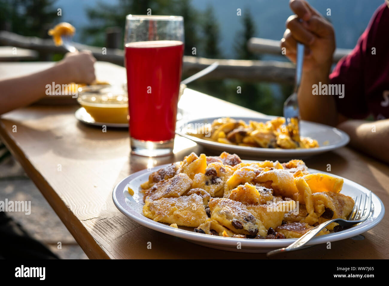 Deutschland, Bayern, Berchtesgadener Land, Ramsau, Wanderer zum Abendessen auf dem Schloss¤rtenalm in der hochkalter Berge Stockfoto