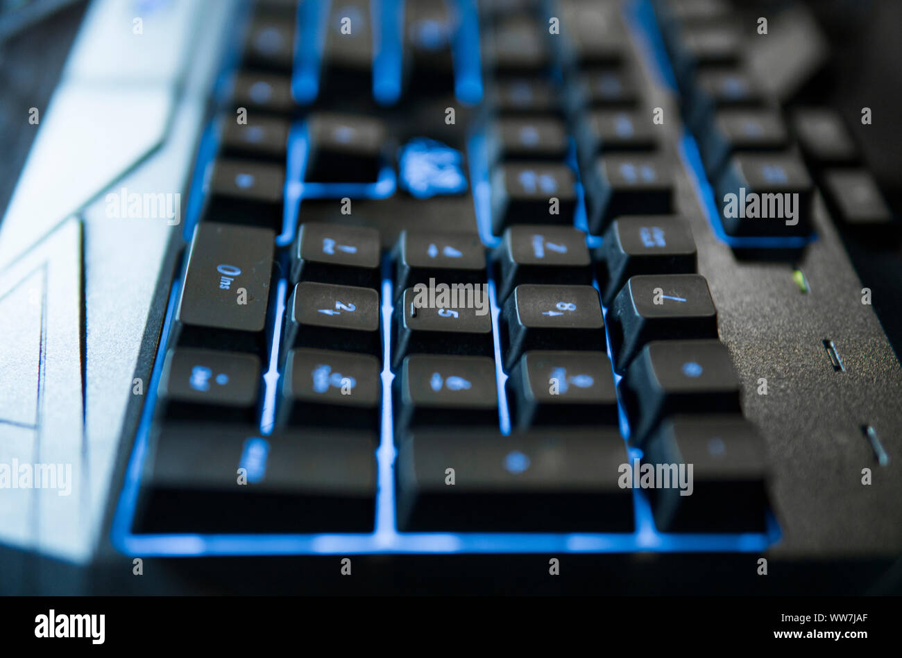 Gamer Tastatur mit bunten blau leuchten, moderne Gamer Computer. Blauer  Beleuchtung, Hintergrundbeleuchtung auf Laptop oder keyborad Computer  Gaming Stockfotografie - Alamy