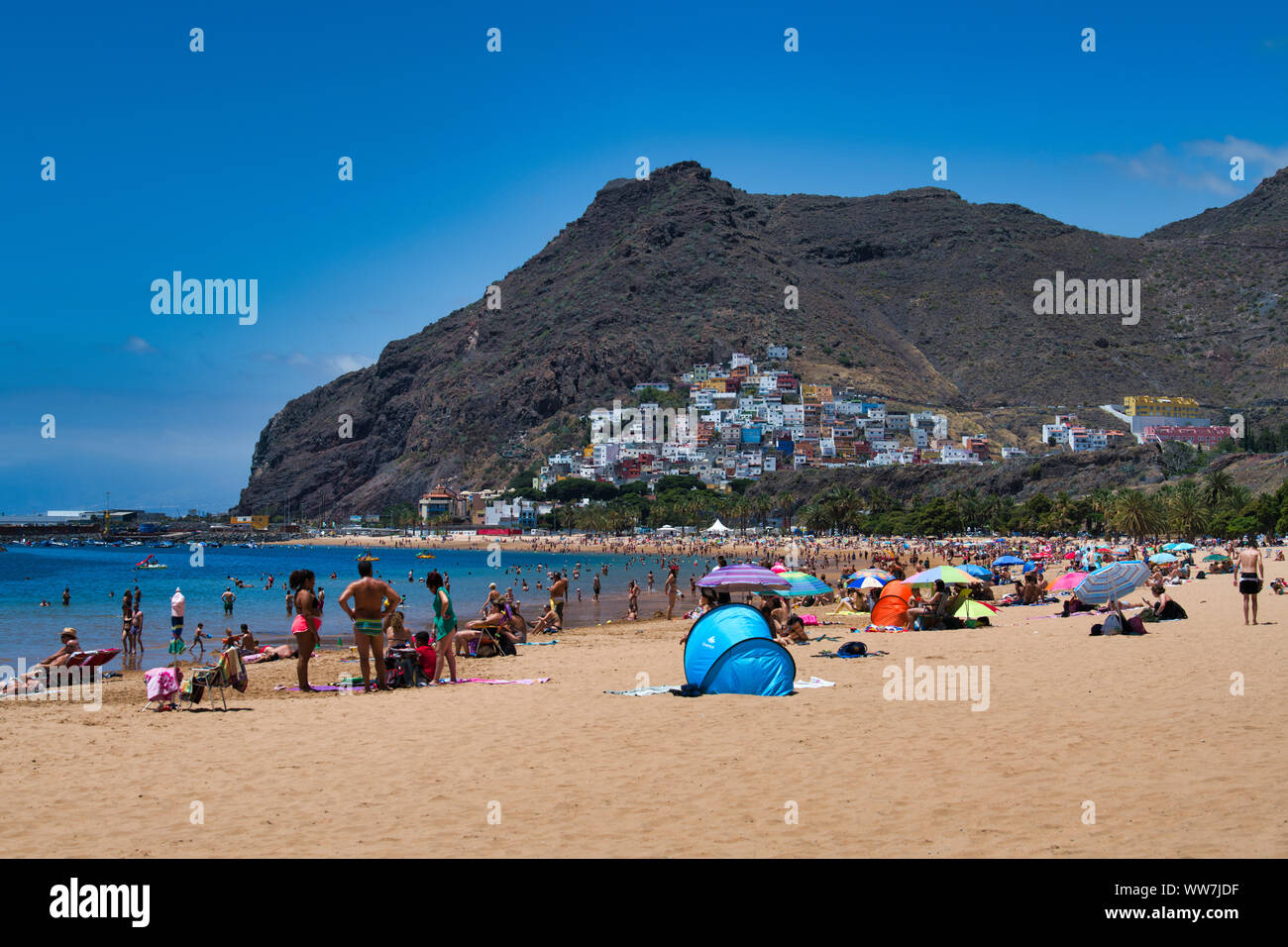 Touristen am Strand, Playa de Las Teresitas, El Roque, San Andrés, Teneriffa, Kanarische Inseln, Spanien Stockfoto