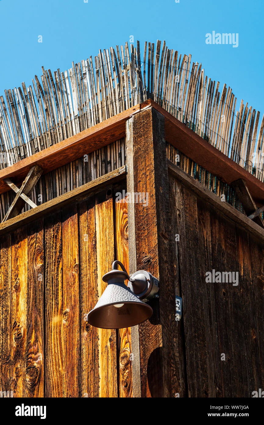 Verwittertes Holz- leiste Zaun an Top mit schmalen hölzernen peices getrimmt; 114 Ost 1 St.; Salida, Colorado, USA Stockfoto