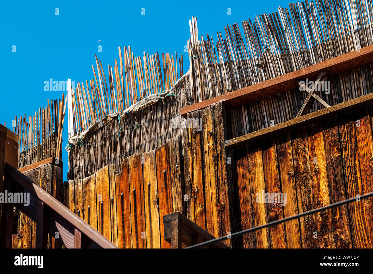 Verwittertes Holz- leiste Zaun an Top mit schmalen hölzernen peices getrimmt; 114 Ost 1 St.; Salida, Colorado, USA Stockfoto