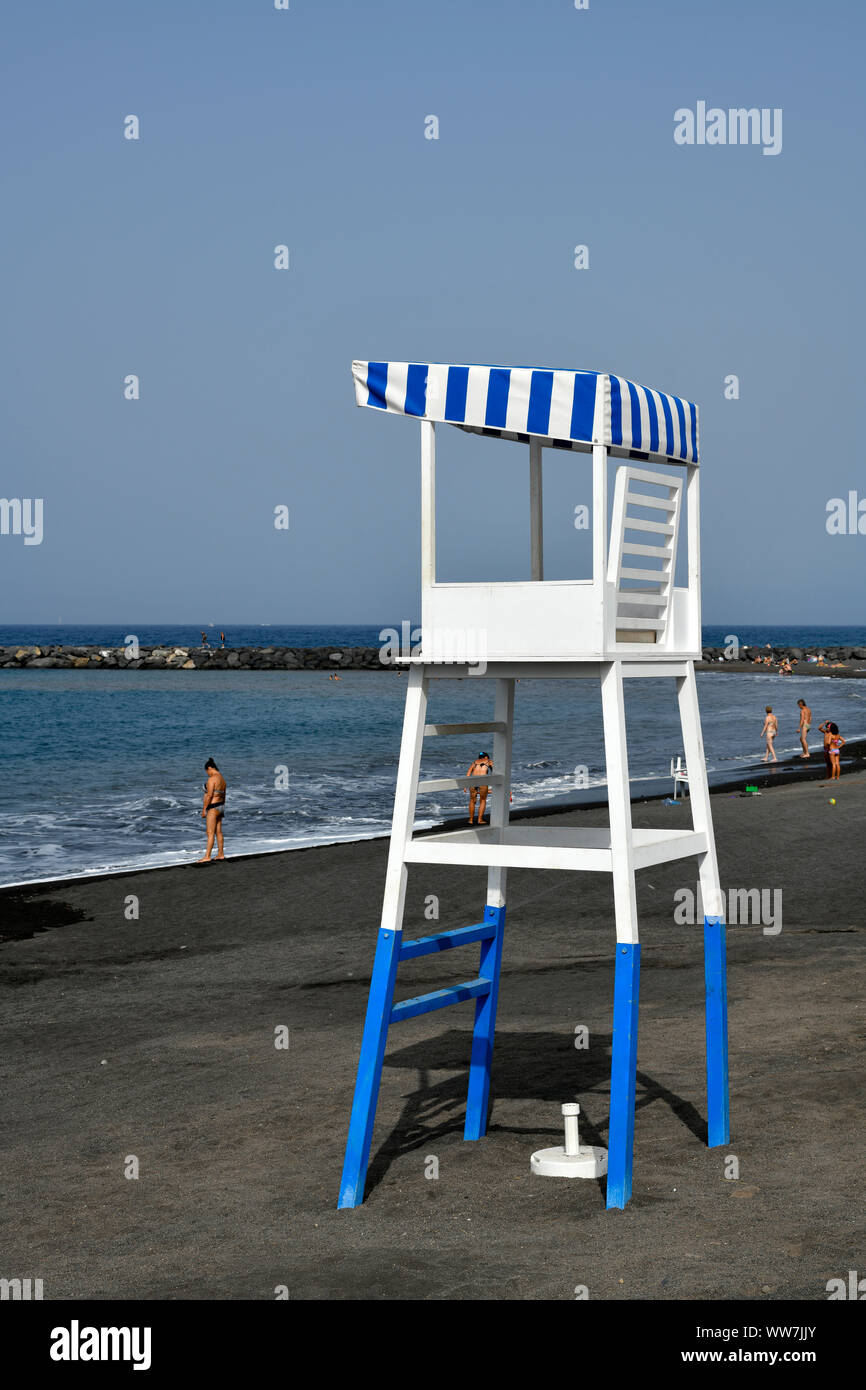 Nicht belegte rescue Turm am Strand von Torviscas Playa El Duque, Costa Adeje, Teneriffa, Kanarische Inseln, Spanien Stockfoto