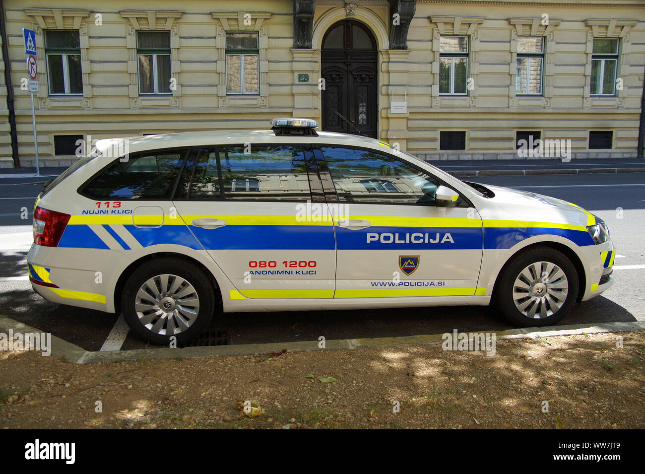 Ljubljana, Slowenien - 5. August 2017: Slowenische Nationale Polizei Auto (Policija), Skoda Superb Combi. Stockfoto