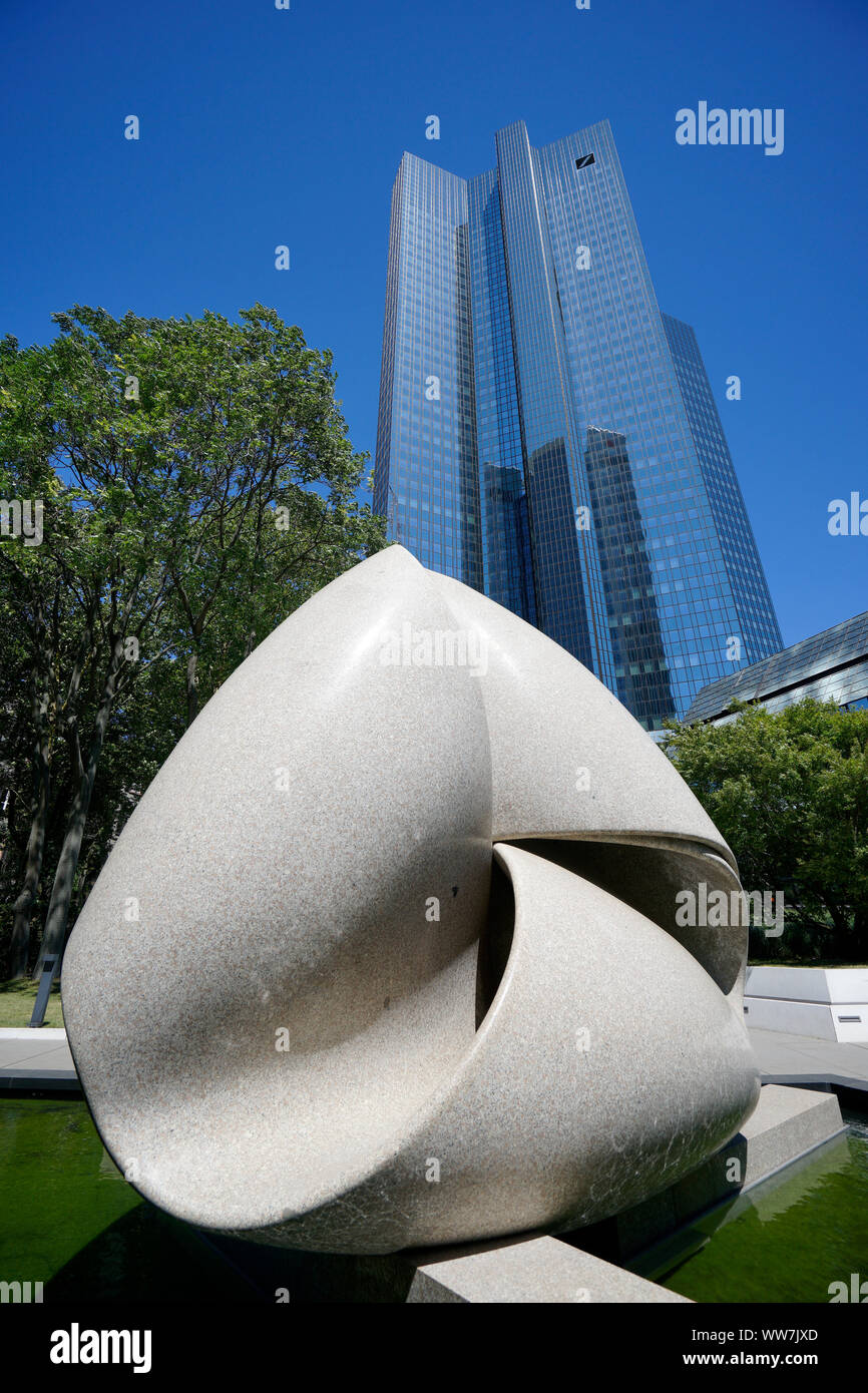 Deutschland, Hessen, Frankfurt/Main, Deutsche Bank Tower, davor Kunstwerk 'Kontinuität', 1986, von Max Bill (1908-1994) aus sardischem Granit Stockfoto