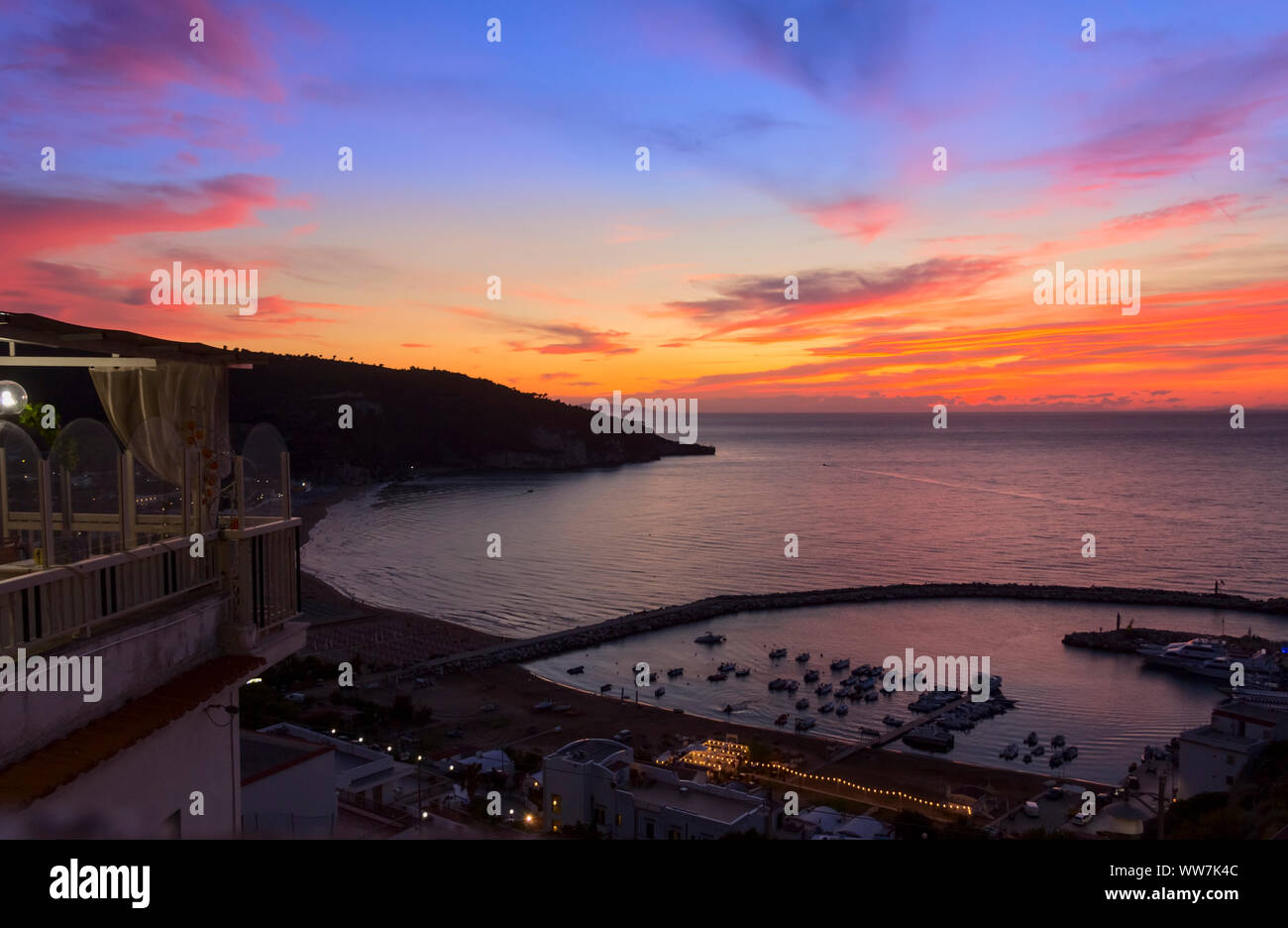 Panoramablick auf die Bucht von Peschici bei Sonnenuntergang: die Marina und den Sandstrand, Italien (Apulien). Peschici ist berühmt für seine Badeorte. Stockfoto
