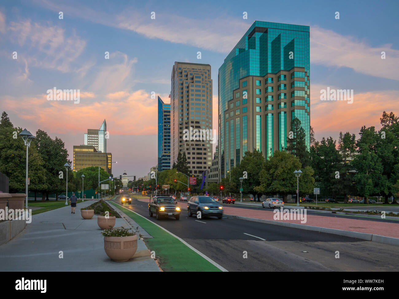USA, Kalifornien, Sacramento, Capitol Mall, Blaue Stunde, auf der rechten der Westen Amerika Bank Gebäude, in der Mitte Wells Fargo Center Stockfoto