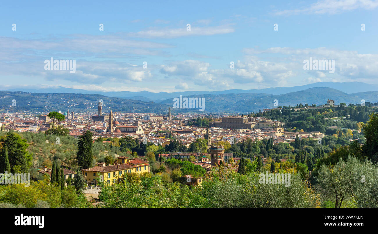 Italien, Florenz, Stadtblick, Aussicht von der Via di Bellosgurdo um Chiesa di Santo Spirito, hinter dem Palazzo Vecchio, auf der rechten die Franziskanerkirche Santa Croce Stockfoto