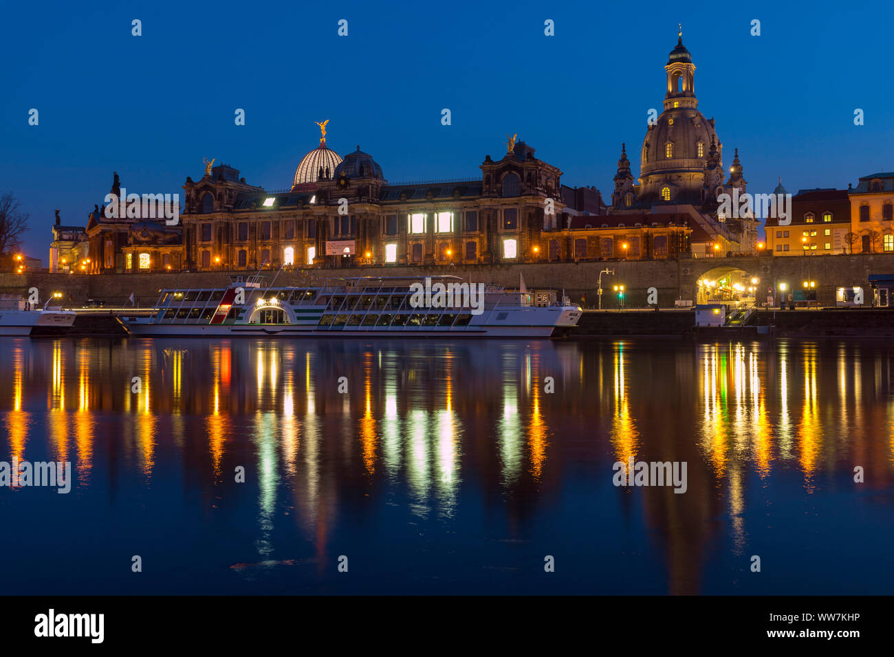 Deutschland, Sachsen, Dresden bei Nacht, von links: Akademie der Künste Ausstellung Gebäude mit Kuppel, Frauenkirche, BrÃ¼hl's Terrasse Stockfoto