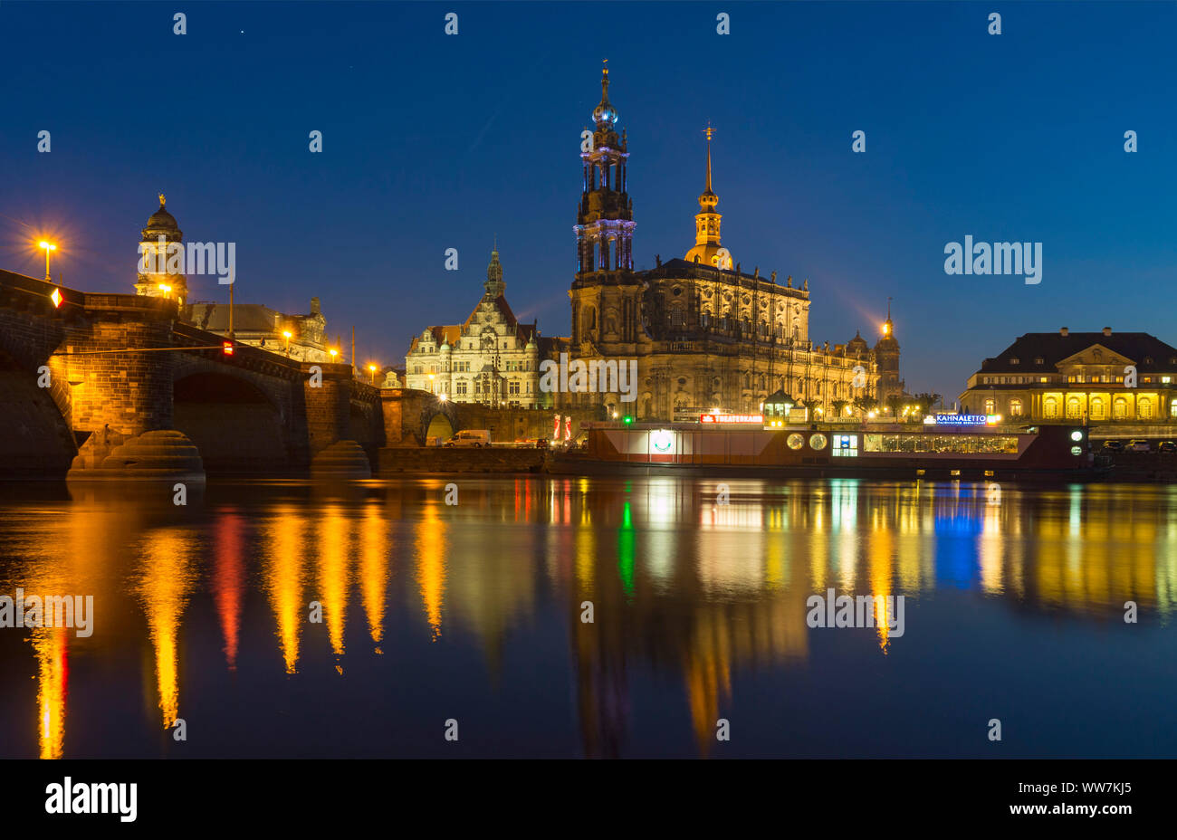 Deutschland, Sachsen, Dresden bei Nacht, von links: Augustusbrücke, Georgenbau, Kathedrale St. Trinitatis, hinter der Hausmannsturm, italienischen Dorf Stockfoto