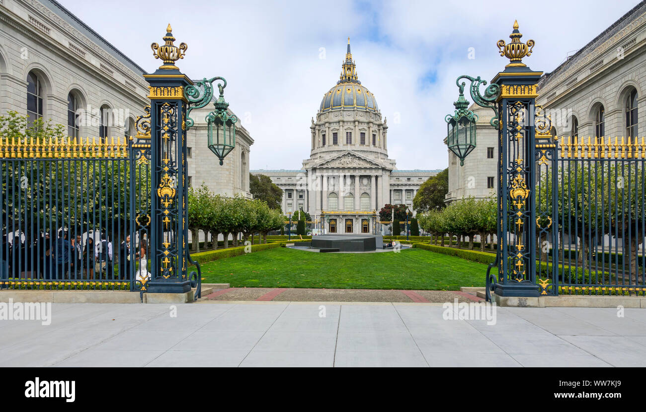 USA, Kalifornien, San Francisco County, Kriegerdenkmal, hinter San Francisco Rathaus Stockfoto