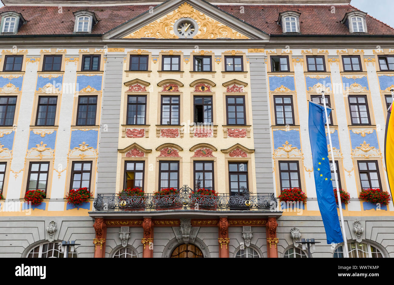 Deutschland, Bayern, Coburg, Rathaus mit den Flaggen von Europa Stockfoto