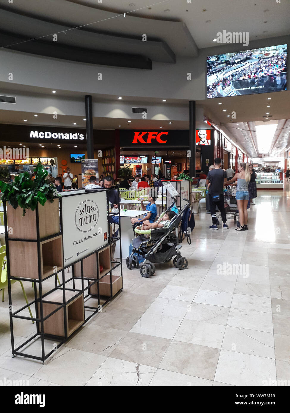 KFC Food Court im Kaufhaus in Bukarest, Rumänien, 2019 Stockfoto