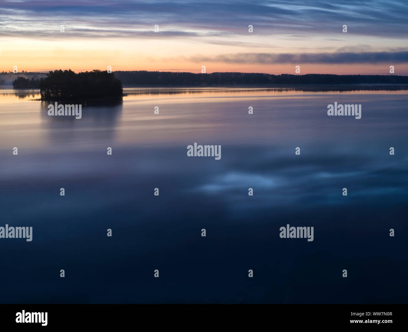 Schweden, Smaland, EksjÃ¶, Sommernachtstraum Stimmung am See Solgen Stockfoto