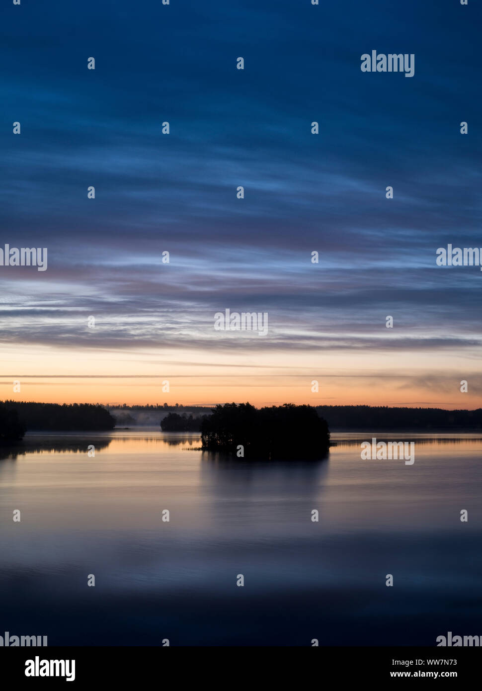Schweden, Smaland, EksjÃ¶, Sommernachtstraum Stimmung am See Solgen Stockfoto