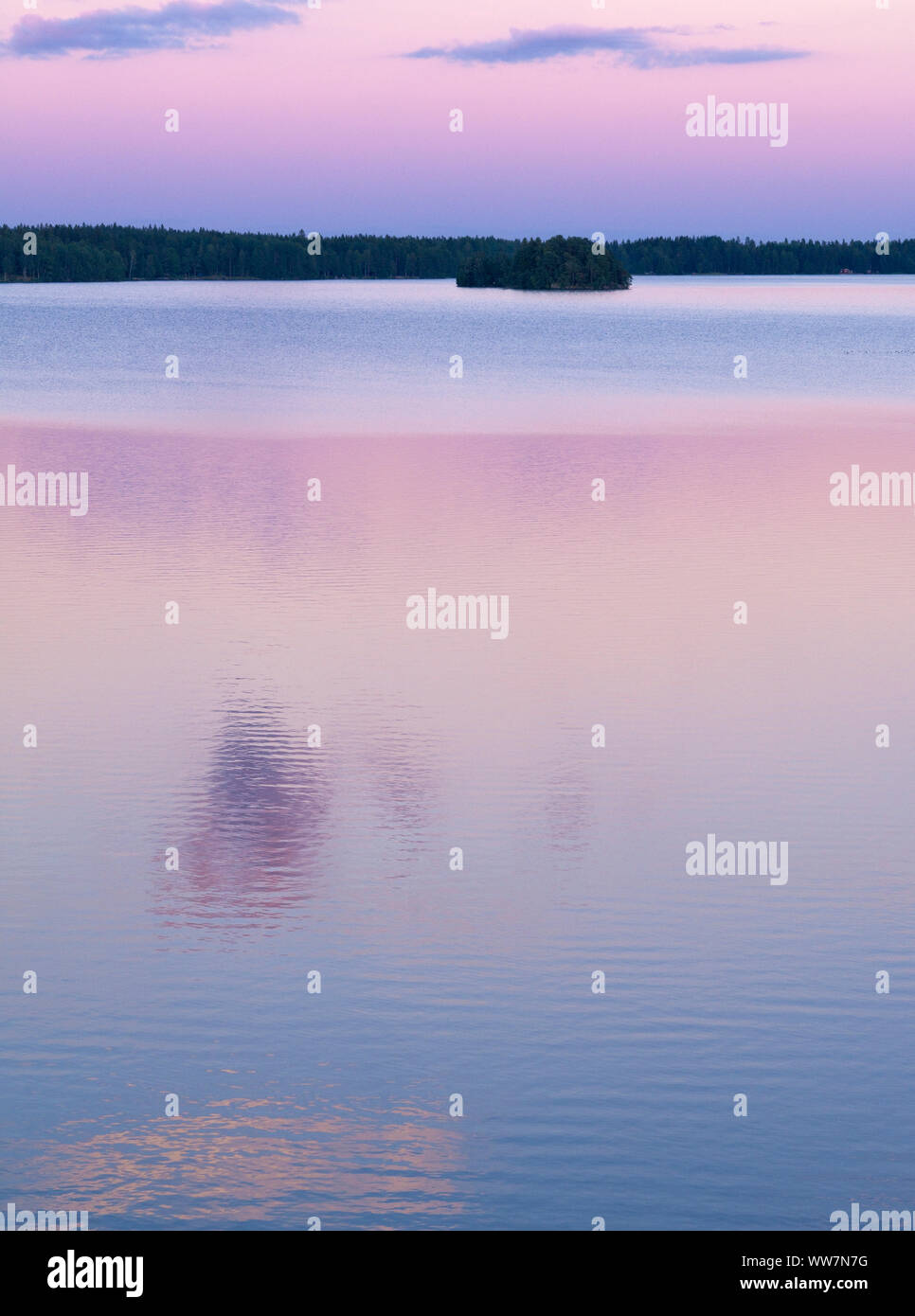 Schweden, Smaland, EksjÃ¶, Sommernachtstraum Stimmung am See Solgen Stockfoto