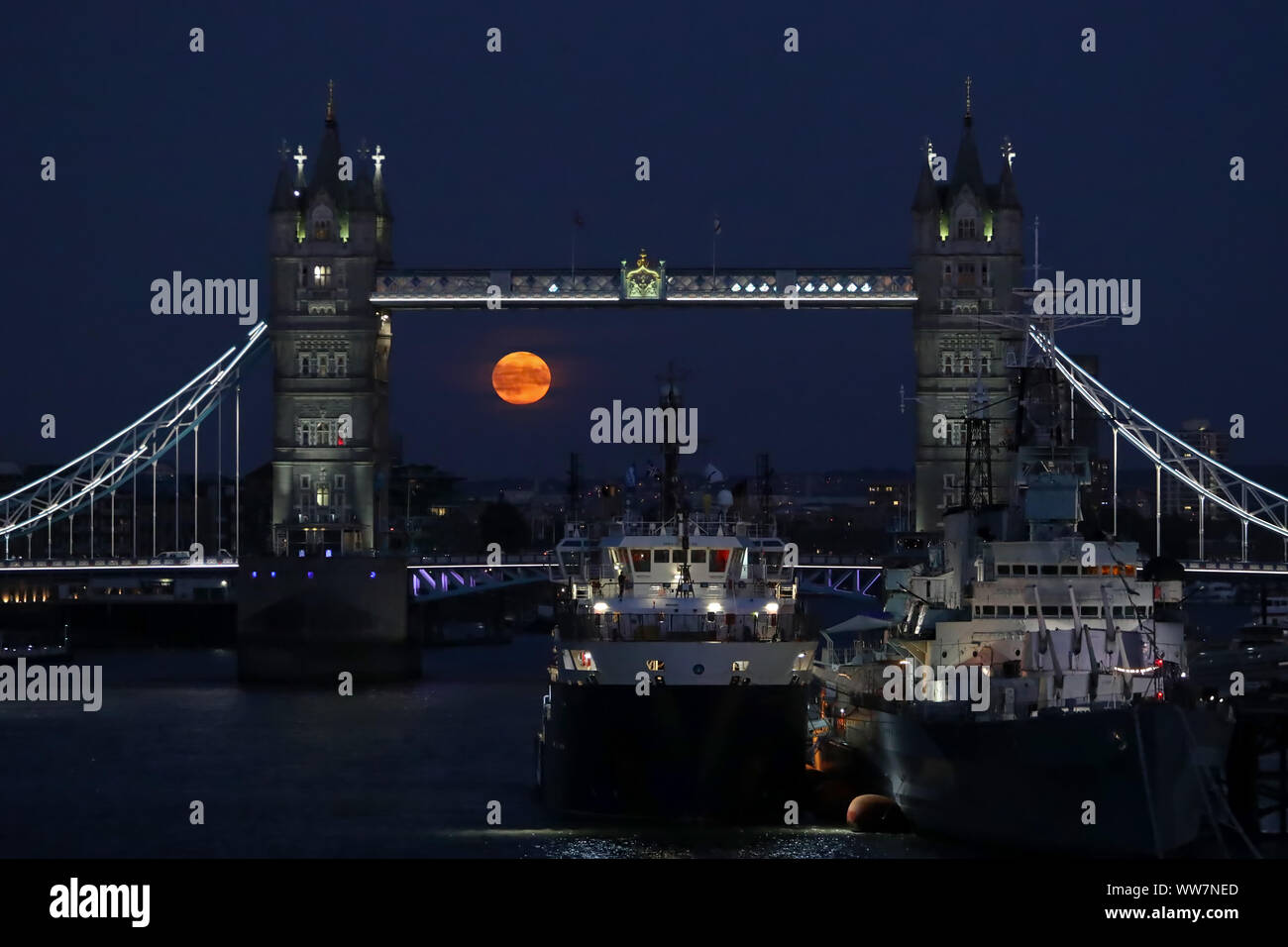 London, Großbritannien. 13 Sep, 2019. Die vollständige Harvest Moon steigt durch die Tower Bridge in London, England. Credit: ESPA/Alamy leben Nachrichten Stockfoto
