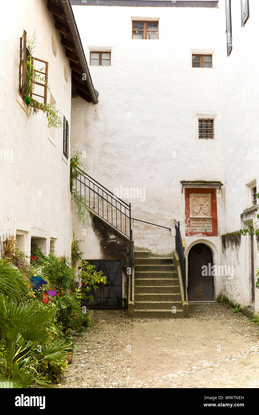 Innenhof, Treppen, eiserne Tür, Pflanzen, Fassade Stockfoto