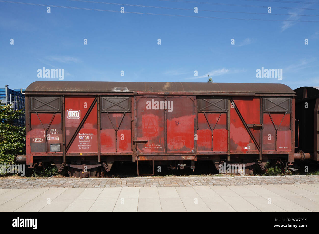 Alte rote Güterwagen stehen auf einer Schiene im Harburger Binnenhafen, Harburg, Hamburg, Deutschland, Europa Stockfoto