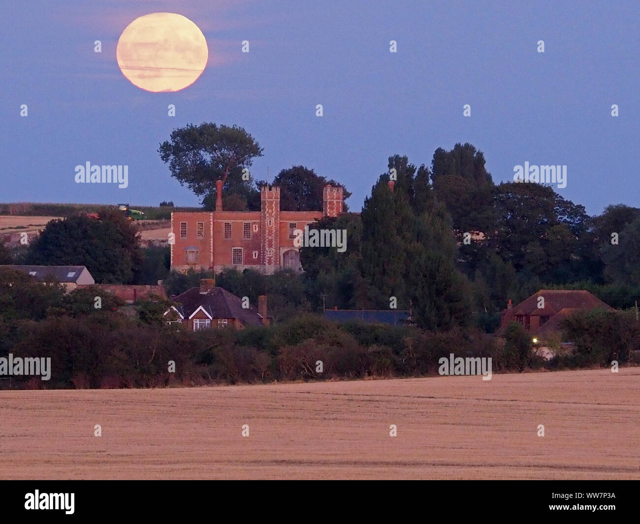 Eastchurch, Kent, Großbritannien. 13. September, 2019. UK Wetter: Die vollständige Harvest Moon gesehen steigende über historische Shurland Halle (wo Henry VIII seine Flitterwochen verbracht) in Eastchurch, Kent an diesem Abend. Credit: James Bell/Alamy leben Nachrichten Stockfoto