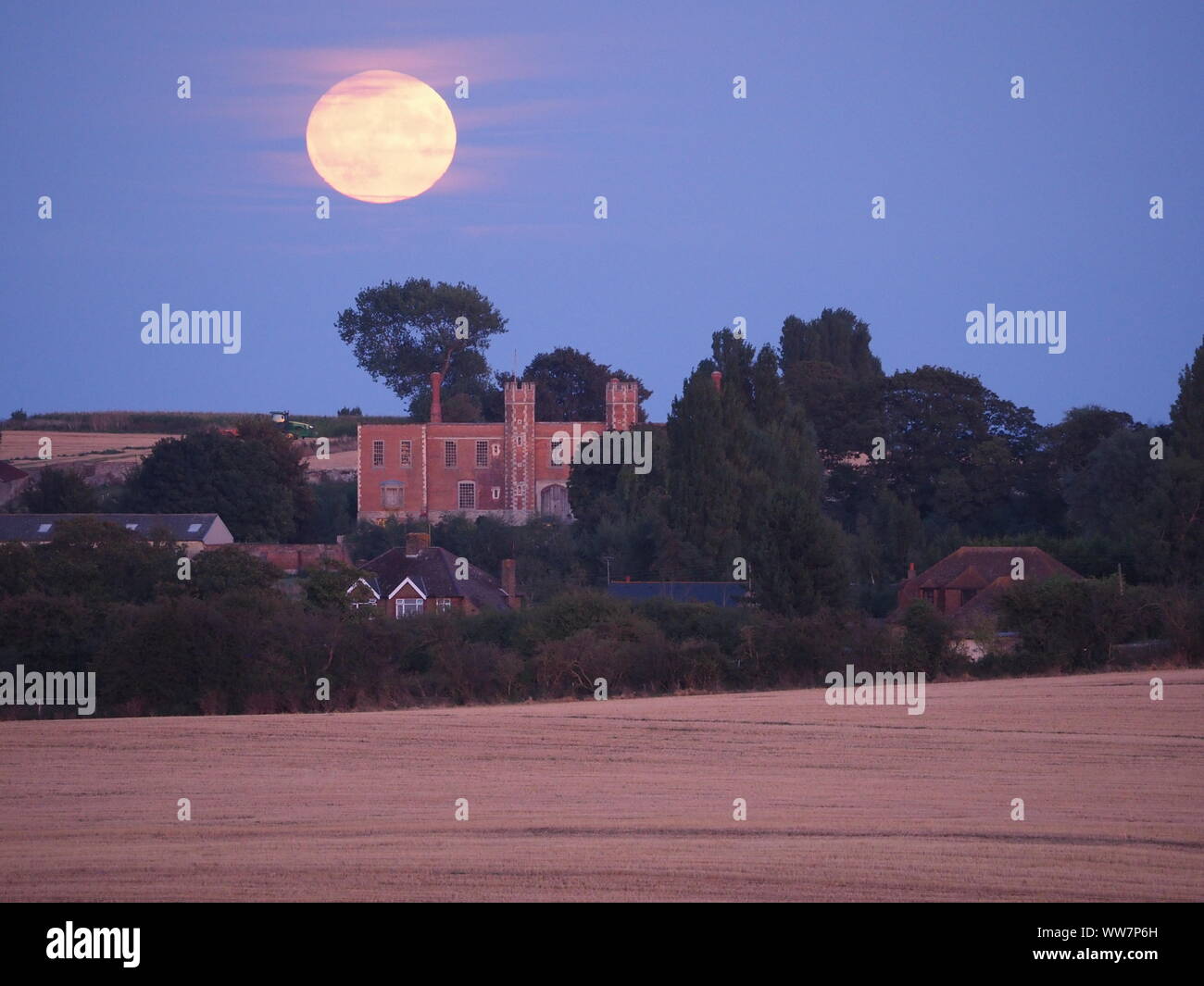 Eastchurch, Kent, Großbritannien. 13. September, 2019. UK Wetter: Die vollständige Harvest Moon gesehen steigende über historische Shurland Halle (wo Henry VIII seine Flitterwochen verbracht) in Eastchurch, Kent an diesem Abend. Credit: James Bell/Alamy leben Nachrichten Stockfoto