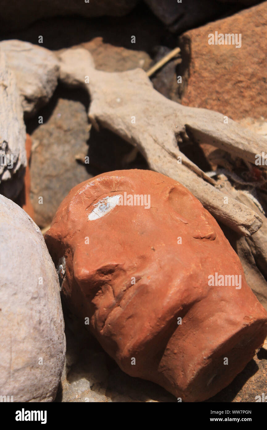 Detail einer Holz- Leiter in der Mitte der Felsen in einem Ort der katholische Frömmigkeit im Nordosten Brasiliens. Bedeutet Jemand braucht Hilfe Gottes an der Spitze Stockfoto