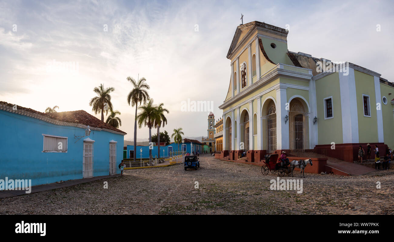 Trinidad, Kuba - 12. Juni 2019: Schöner Panoramablick auf eine katholische Kirche in der Plaza Mayor in einer farbenfrohen Sonnenuntergang. Stockfoto