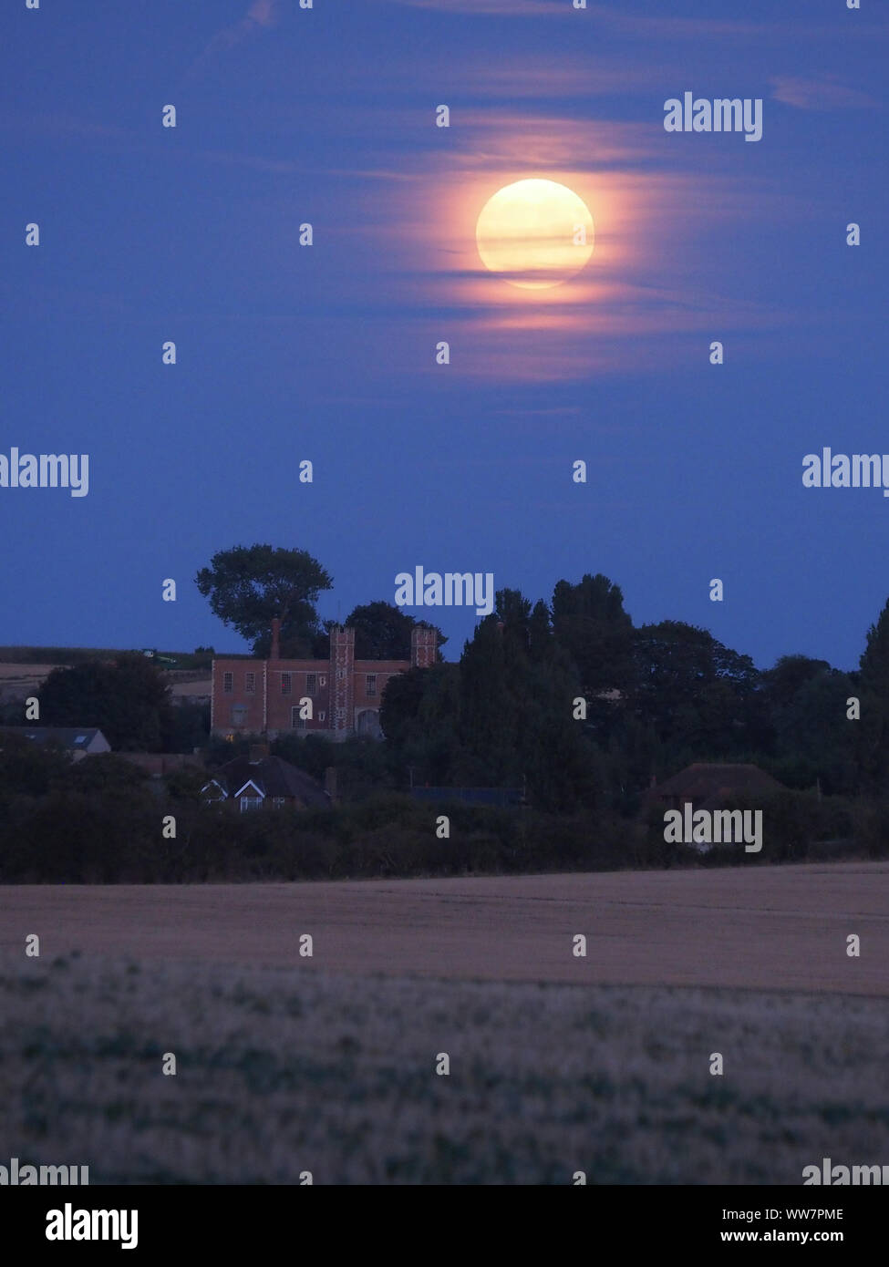 Eastchurch, Kent, Großbritannien. 13. September, 2019. UK Wetter: Die vollständige Harvest Moon gesehen steigende über historische Shurland Halle (wo Henry VIII seine Flitterwochen verbracht) in Eastchurch, Kent an diesem Abend. Credit: James Bell/Alamy leben Nachrichten Stockfoto