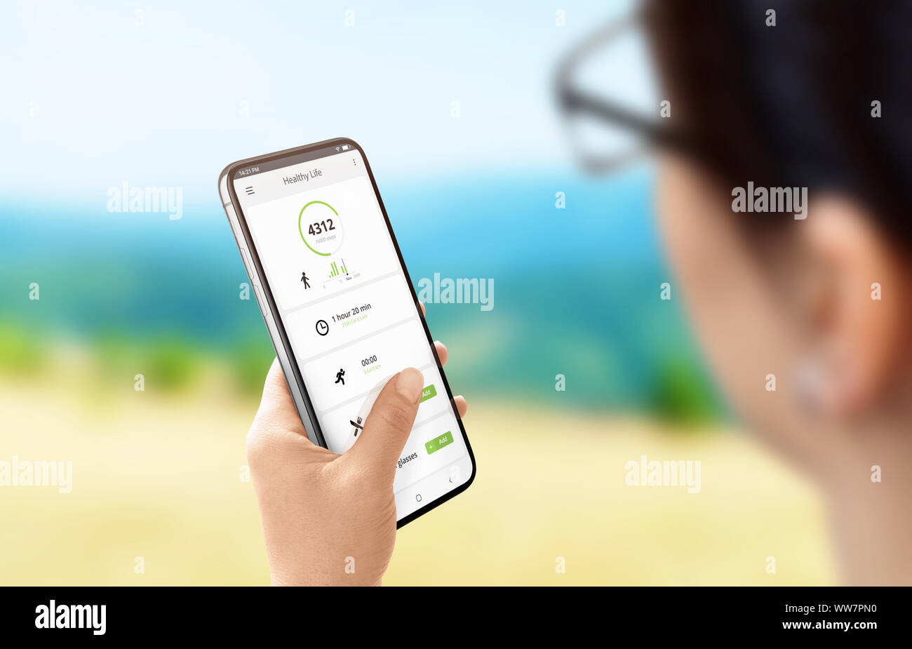 Mädchen verwendet die App auf Mobiltelefon Schritt Länge zu messen und die verbrannten Kalorien. Modernes flaches design Phone app Konzept. Natur Landschaft im Hintergrund. Stockfoto