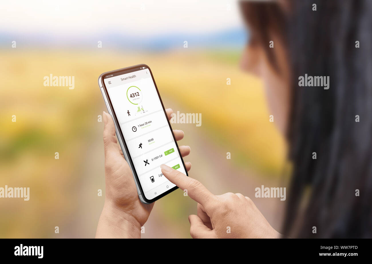 Smart Gesundheit app auf Smart Phone in der Frau die Hand. Stockfoto