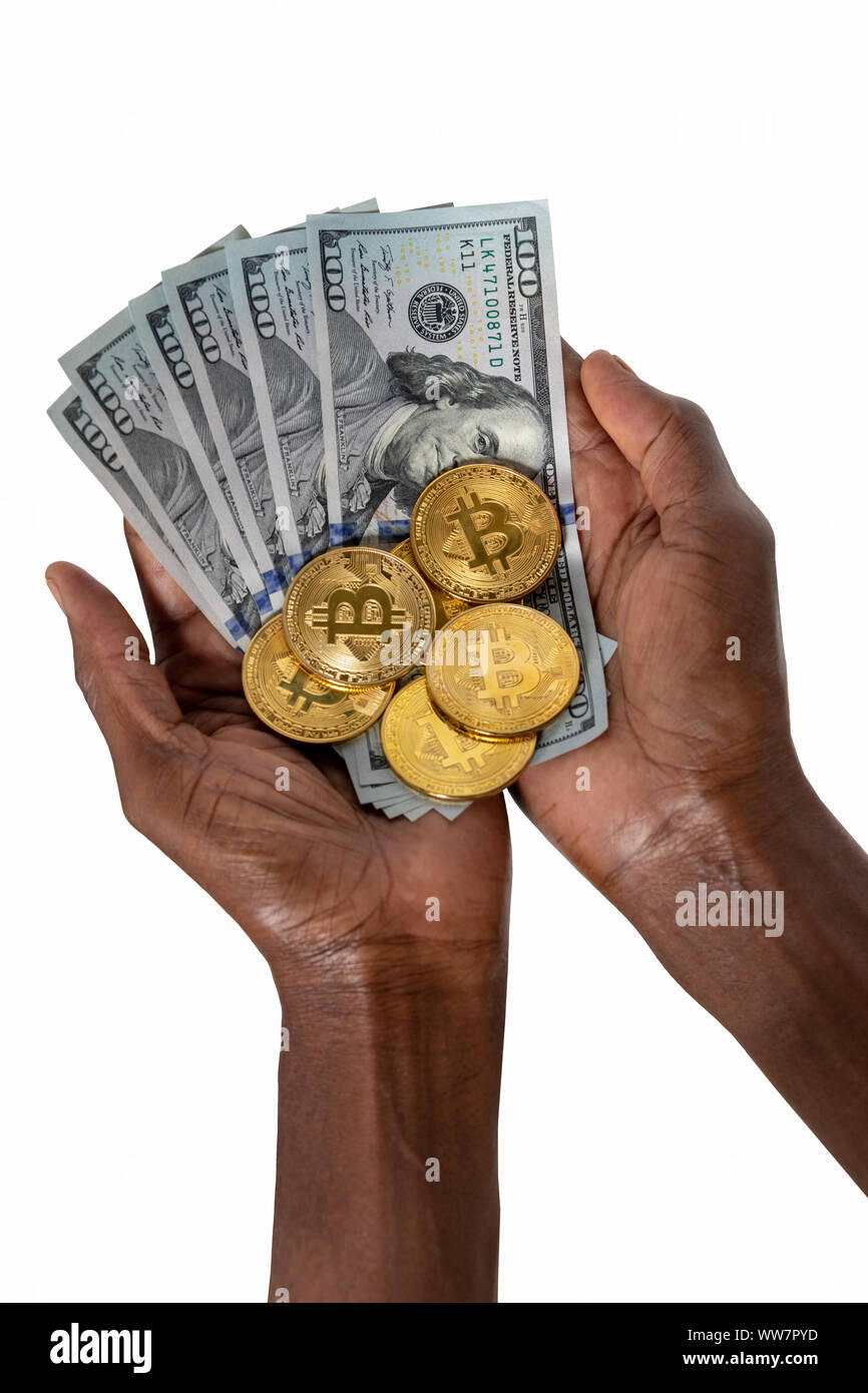 Afrikanische Frau Hände halten ein von Bitcoins und Dollar Stack, Stockfoto