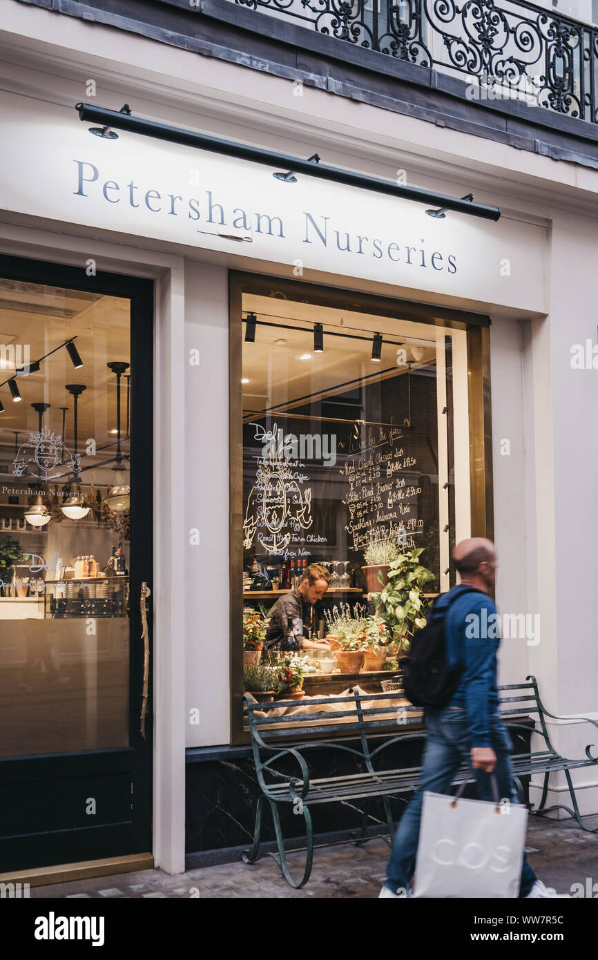 London, Großbritannien - 31 August, 2019: der Mann, der hinter Petersham Baumschulen Deli in Covent Garden, London, UK. Covent Garden ist ein berühmtes Touristenzentrum in London Stockfoto