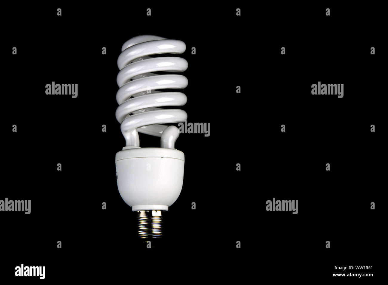Energieeffiziente Lampe vor einem schwarzen Hintergrund isoliert Stockfoto