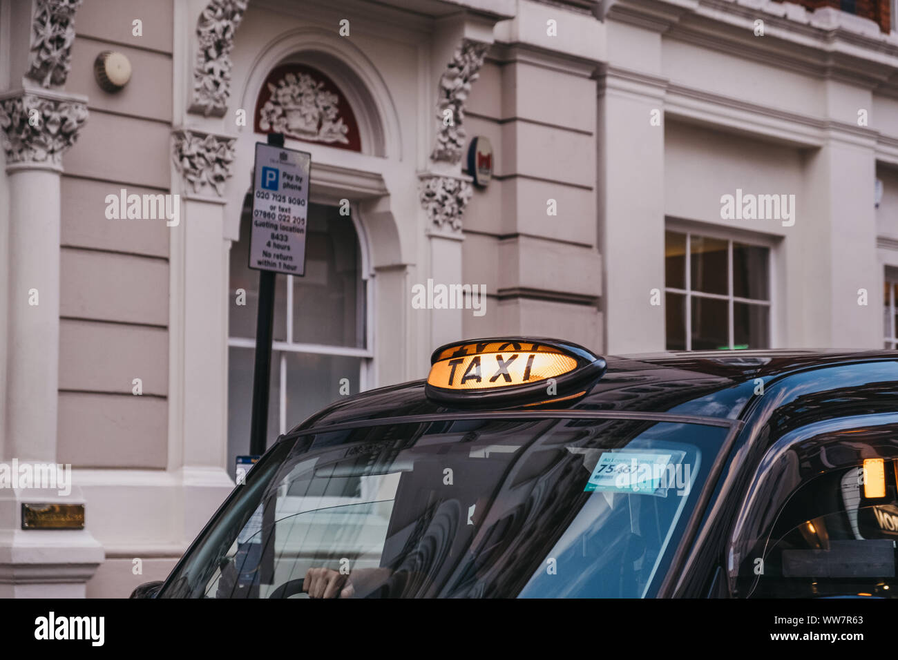 London, Großbritannien - 31 August, 2019: Nahaufnahme eines beleuchteten taxi Schild auf einem Black Cab in London, UK. London Taxis sind ein wichtiger Teil der Stockfoto