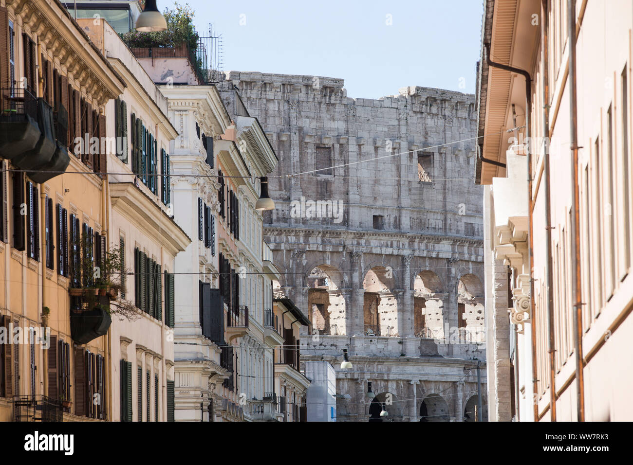 Italien, Rom, Blick auf die Straße entlang zum Kolosseum Stockfoto