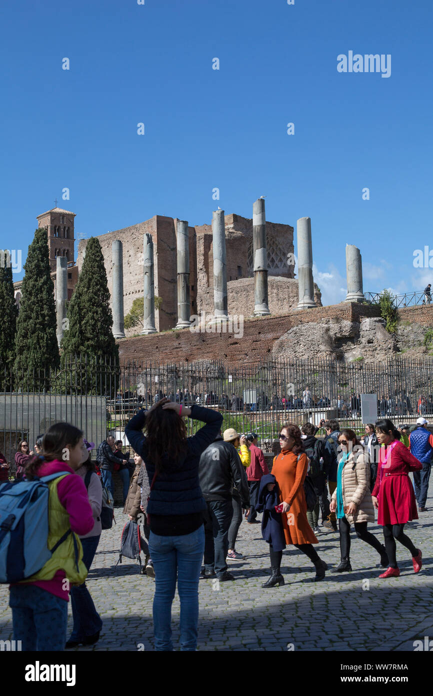 Italien, Rom, Touristen in der Nähe des Kolosseum Stockfoto