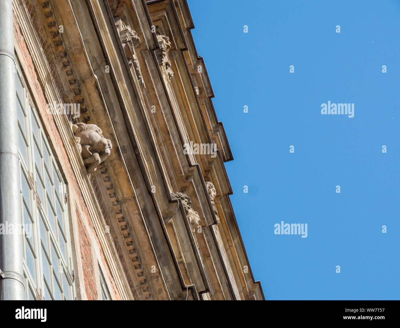 Fassade mit geschnitzten Büsten im klassischen Stil Stockfoto