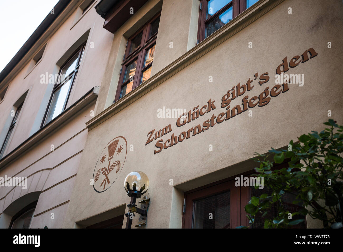 Deutschland, Wismar, Fassade Malerei Schornsteinfeger Stockfoto