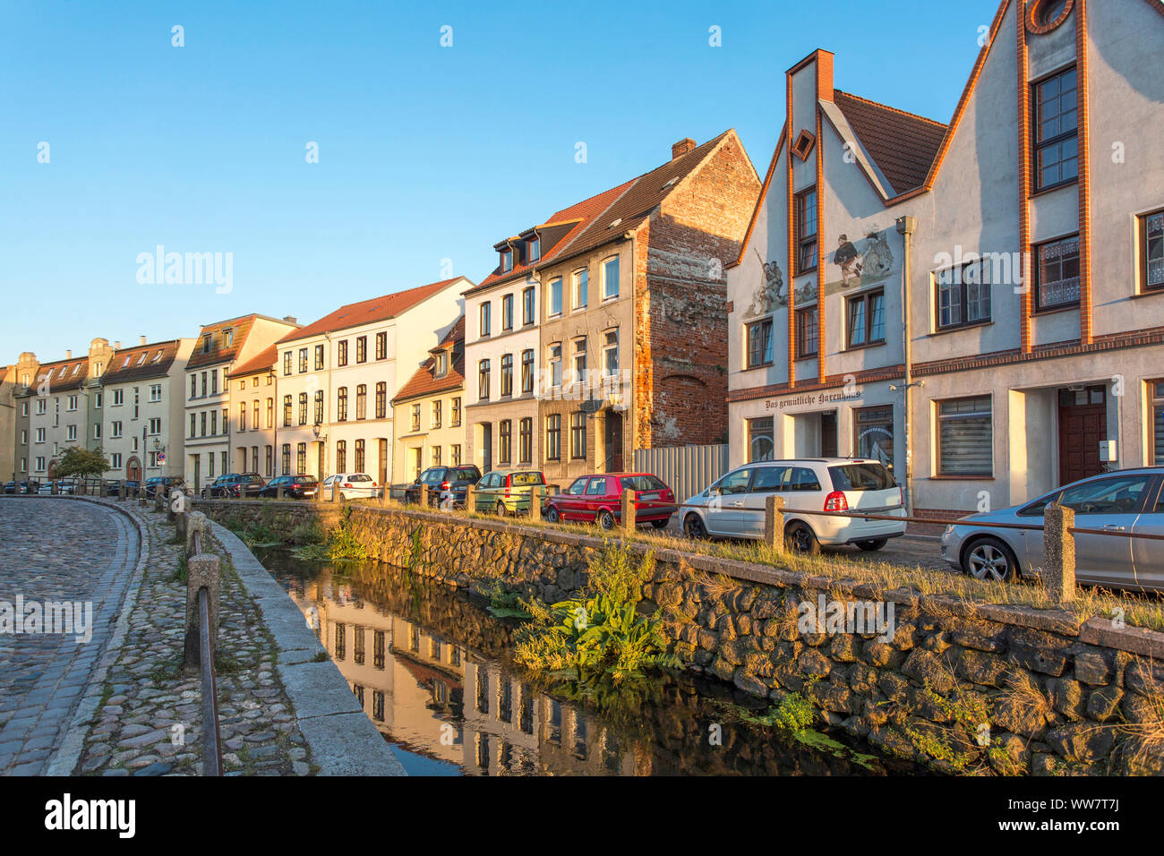 Deutschland, Wismar, Häuser an der Runde Grube Stockfoto