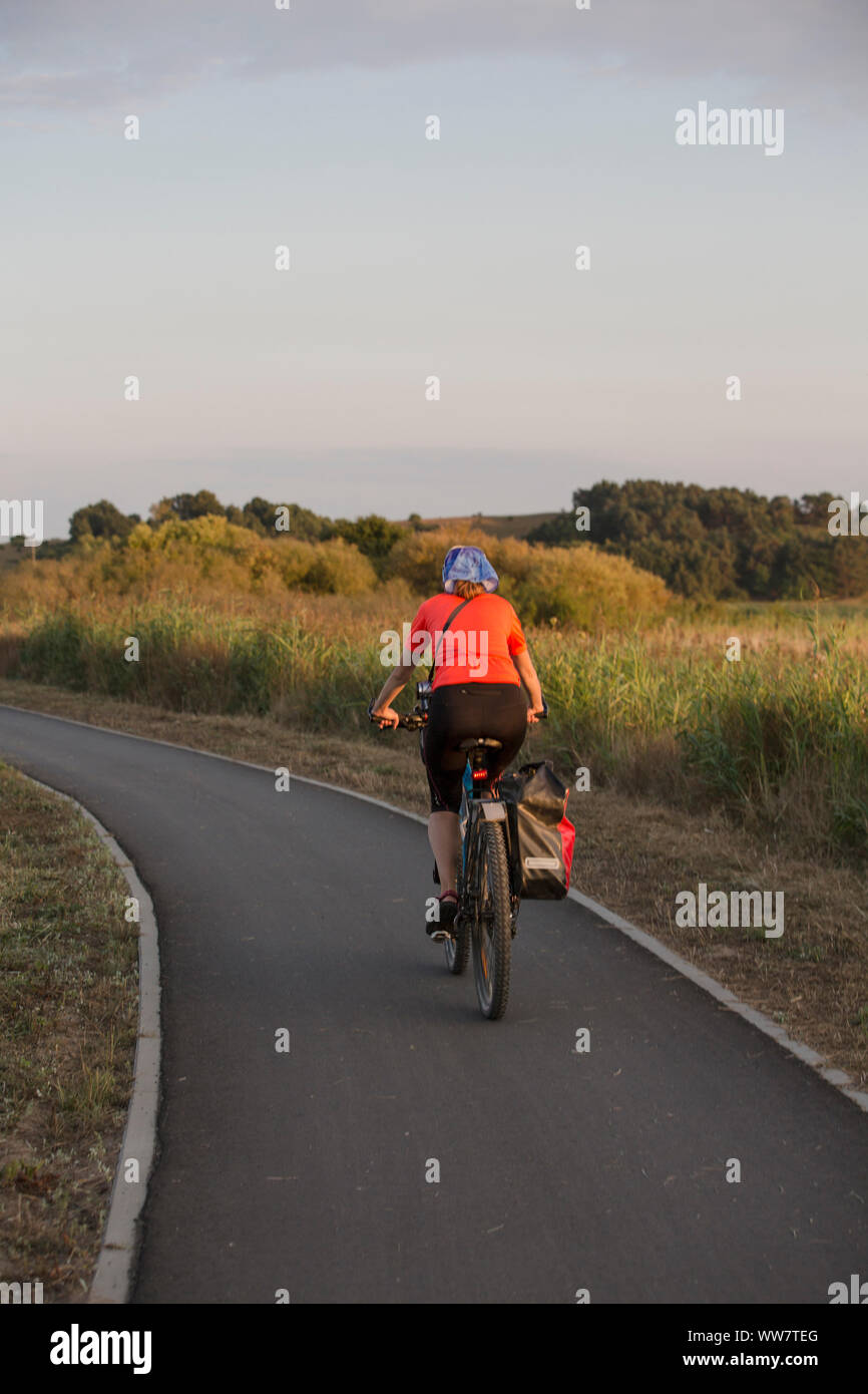 Radfahrer im Abendlicht auf MÃ¶nchgut Stockfoto