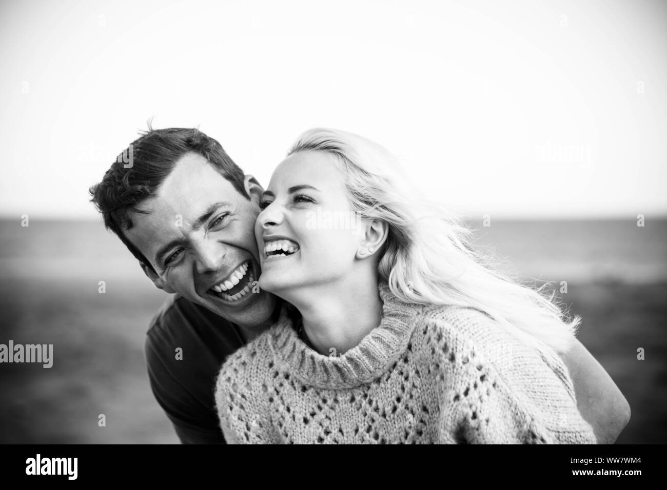 Wahre Und Wirkliche Gluck Auf Diese Junge Schone Menschen Gesichter Schone Blonde Madchen Und Niedlichen Schwarzen Haar Kerl Mit Einem Grossen Lacheln Und Lachen Mit Meer Und Strand Im Hintergrund Teneriffa Ort