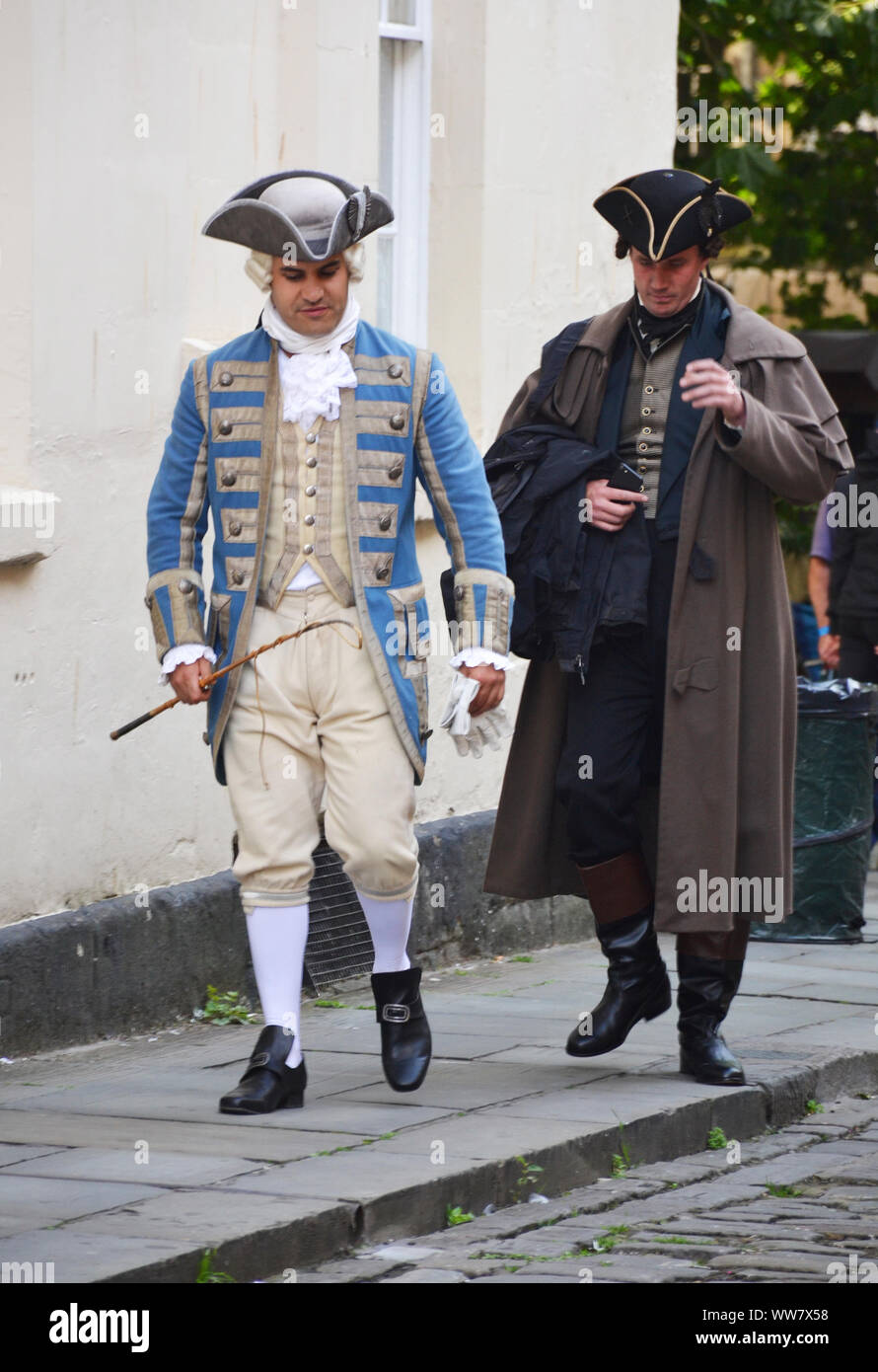 Bath, Vereinigtes Königreich - 31. August 2019: Schauspieler eines Dramas aus der Netflix-Zeit während der Pausen Stockfoto