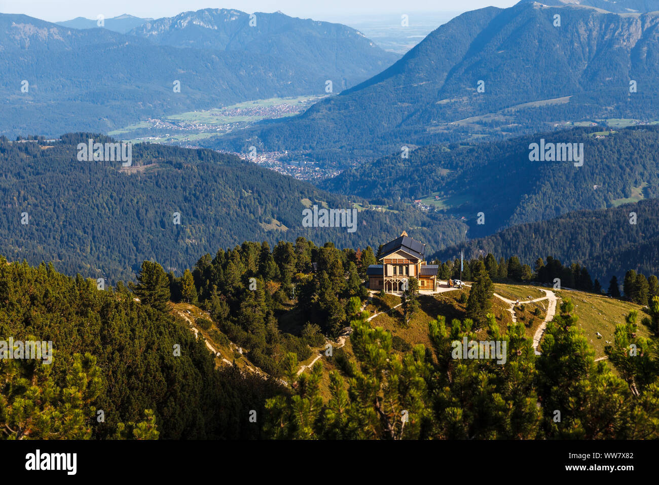 Königshaus am Schachen, Blick auf die Berge in der Ester Berge und Garmisch-Partenkirchen, Bayern, Deutschland, Stockfoto