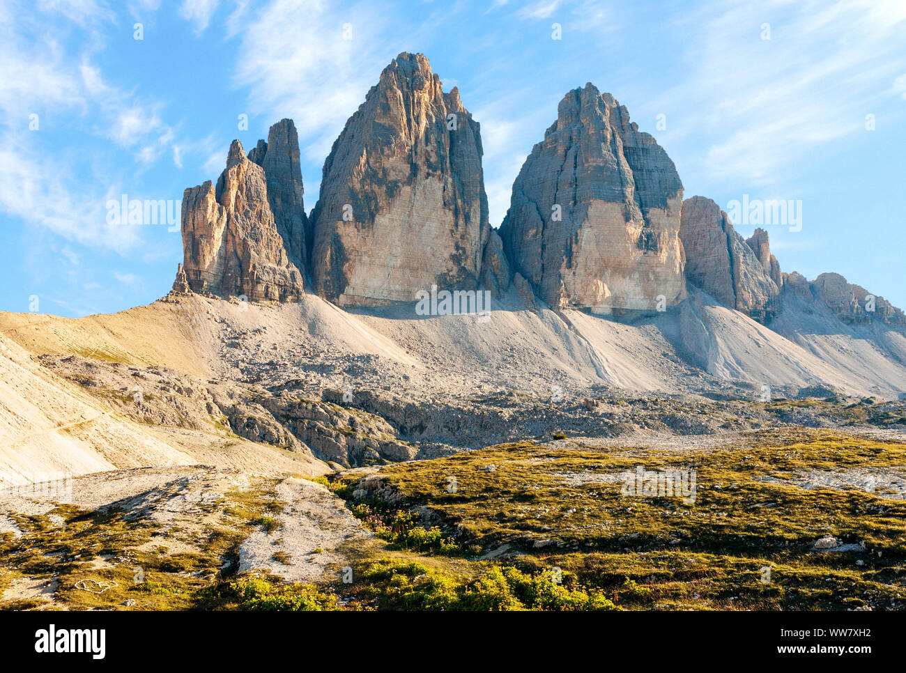 Bergige Landschaft in Abend im Naturpark Drei Zinnen in den italienischen Dolomiten, Sextener Dolomiten in Südtirol Stockfoto
