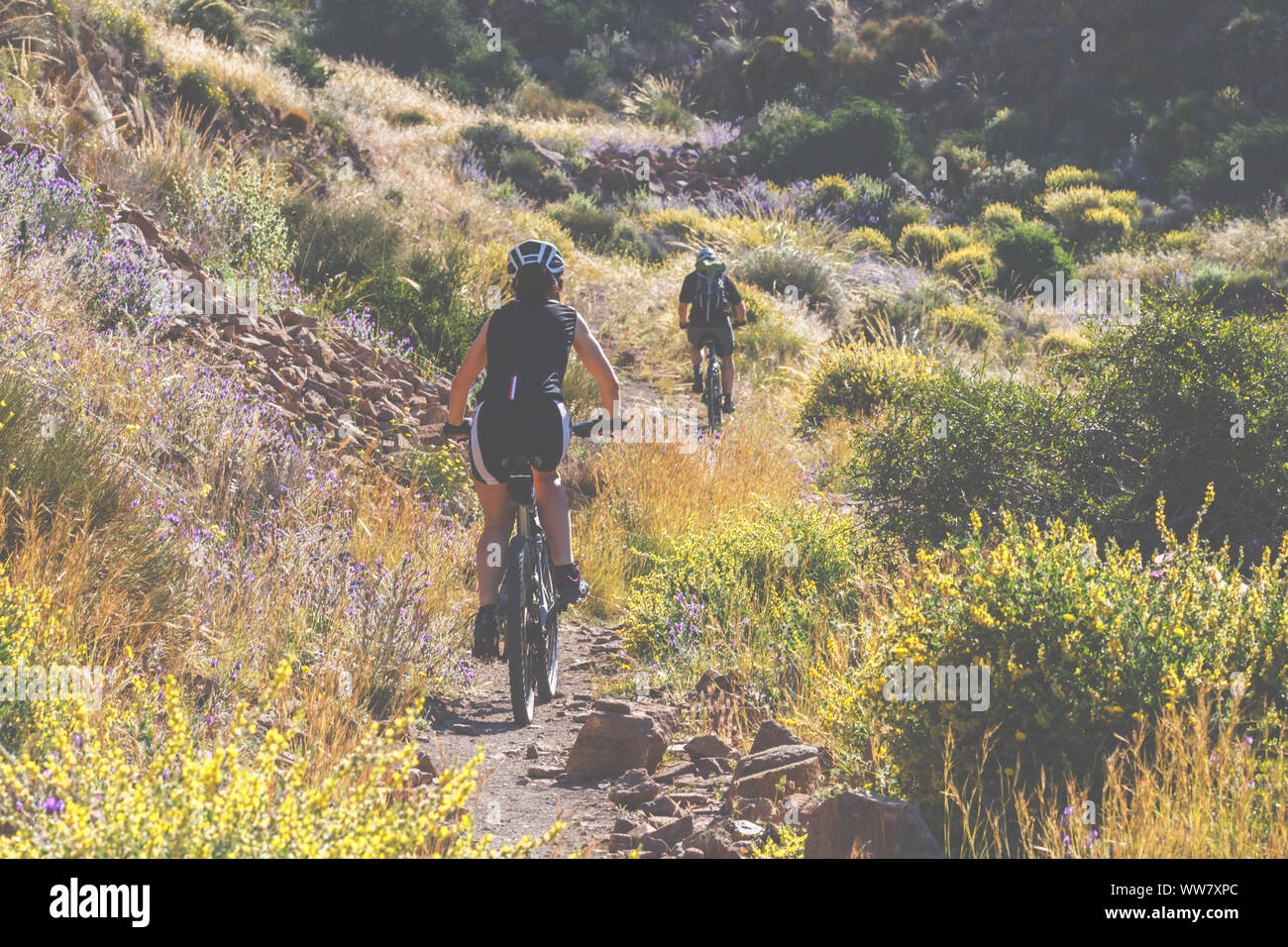 Zwei Mountainbiker, ein Mann und eine Frau, auf einem Trail in Spanien, Stockfoto